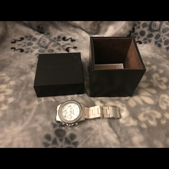 White Michael Kors watch - Picture 1 of 2